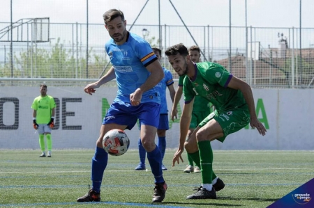 Gallo protege el balón ante un jugador del Atlético Mancha Real (JOSÉ M. BALDOMERO)