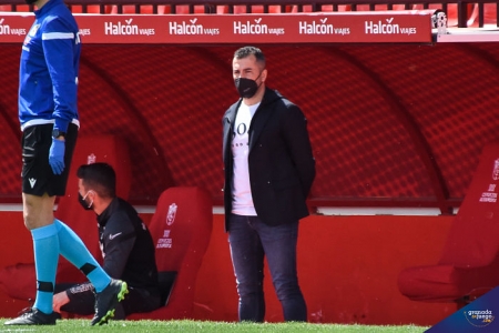 Diego Martínez, mientras esperaba a que Unai Emery apareciera en el campo para saludarlo (JOSÉ M. BALDOMERO)