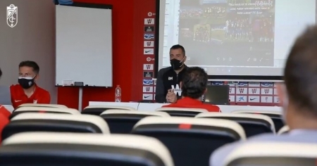 Momento de la charla de Diego Martínez con el resto de entrenadores del club (GCF TV)