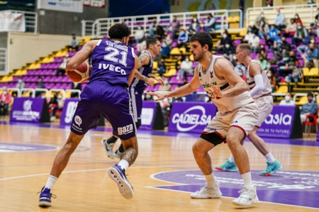 David Iriarte defiende a un jugador vallisoletano (ANA PUENTE / RVCF)