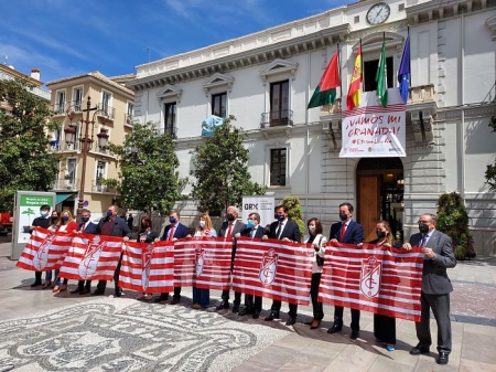 Los asistentes al acto posan con banderas rojiblancas en la Plaza del Carmen (FRAN CALVO)