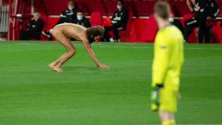 Olmo García salta desnudo al césped durante el Granada-Manchester United.(AFP7 / EUROPA PRESS)