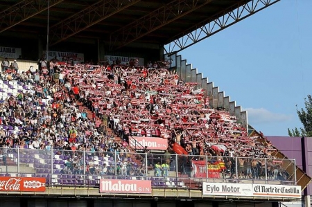Los 300 aficionados rojiblancos poblaron una de las esquinas del `José Zorrilla´ en mayo de 2014 (EFE)