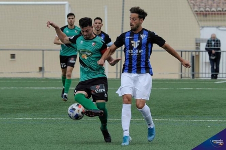 El Huétor Vega plantó cara al Torremolinos (JOSÉ M. BALDOMERO)