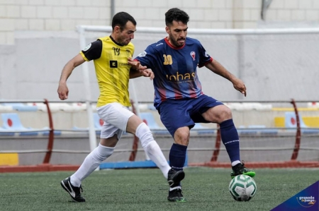 Rafa Muñoz protege el balón ante un jugador almeriense (JOSÉ M. BALDOMERO)