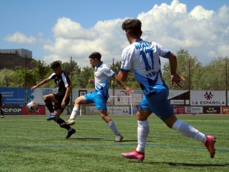 Naranjo disputa un balón con un jugador del Melilla (MARCE CASTILLO)