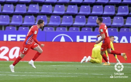 Quini, en primer plano, celebra su gol ante el Valladolid (LALIGA)