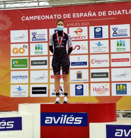 Priscila Pérez en lo más alto del cajón en la prueba de Avilés (GRJ)