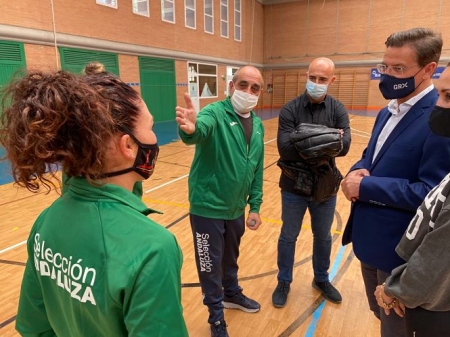 Luis Salvador ha visitado el curso de defensa personal (AYTO. GRANADA)