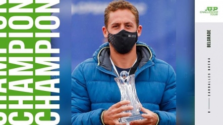 Roberto Carballés posa con su título (ATP CHALLENGER TOUR)