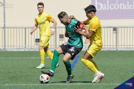 David Hurtado protege el balón ante la presión de un jugador del Atlético Malagueño (JOSÉ M. BALDOMERO)