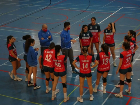 José María Aranda da instrucciones a sus jugadoras (DEPORTES UGR)