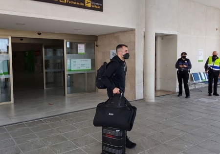 Diego Martínez, a la llegada del Granada desde Manchester (FRAN CALVO)