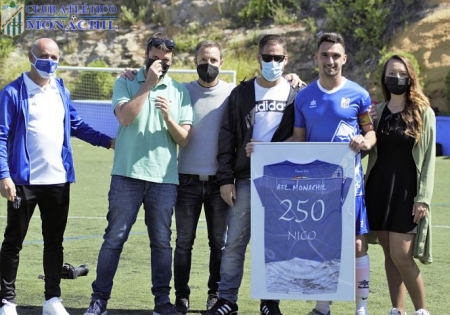 La directiva del Atlético Monachil rindió homenaje a Nico en el previo del partido ante el Churriana (MANU LÓPEZ / ATLÉTICO MONACHIL)