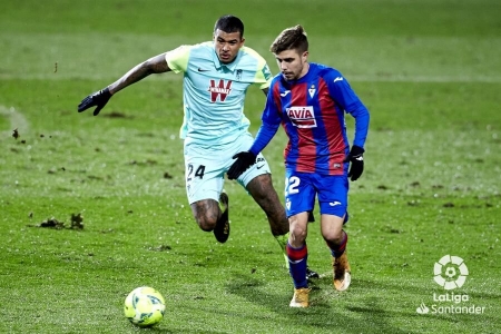 Kenedy y el ex granadinista Pozo, durante el choque de la primera vuelta en `Ipurúa´ (LALIGA)
