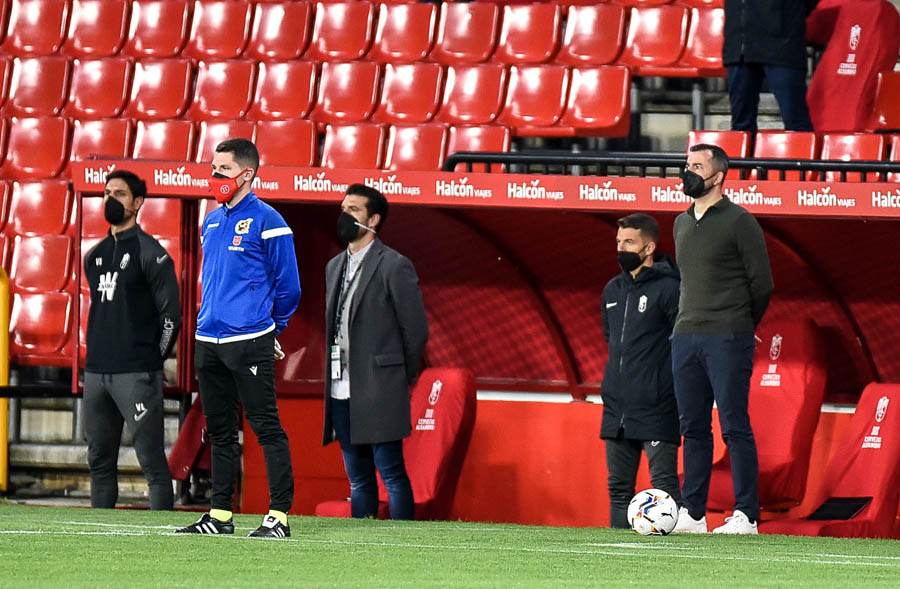 Diego Martínez guarda minuto de silecio junto a su cuerpo técnico antes de comenzar el partido (J. M. BALDOMERO) Diego Martínez guarda minuto de silecio junto a su cuerpo técnico antes de comenzar el partido (J. M. BALDOMERO)