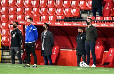 Diego Martínez guarda minuto de silecio junto a su cuerpo técnico antes de comenzar el partido (J. M. BALDOMERO)