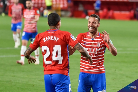 Kenedy y Soldado celebran el tercer gol ante el Eibar anoche (JOSÉ M. BALDOMERO)