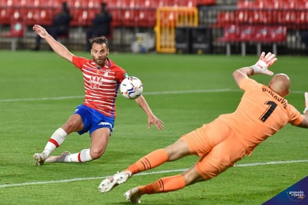 Soldado, en el momento de anotar el tercer gol del Granada anoche, su segundo particular (JOSÉ M. BALDOMERO) 