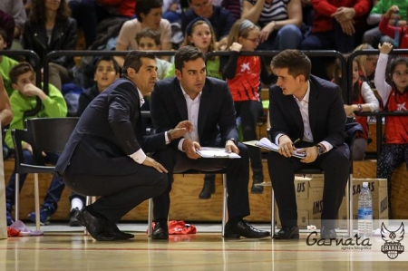 Pablo Pin habla con su cuerpo técnico (FUNDACIÓN CB GRANADA)