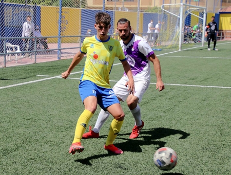 El Agroisa Huétor Tájar se mereció el triunfo ante el Atlético Malagueño (MANU LÓPEZ / ARCHIVO)