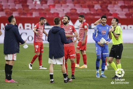 Momento al término del partido en el que De Burgos Bengoetxea señaló el final un minuto antes (LALIGA)