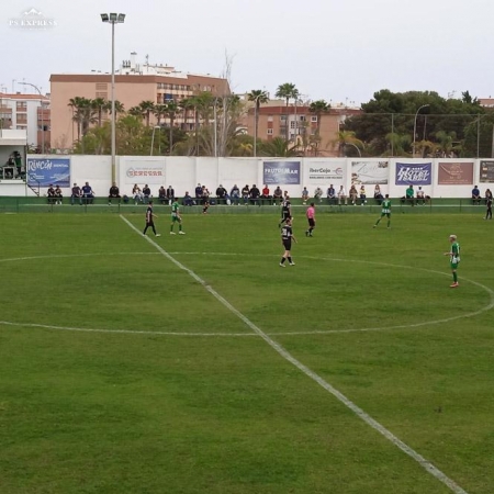 El Huétor Vega ha plantado cara al Torremolinos (JUVENTUD DE TORREMOLINOS)