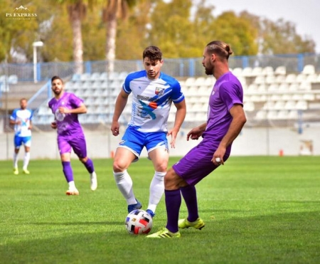 El local Jordi y el visitante Rafa Navarro en un lance del partido +SEMANARIO MUCHO DEPORTE)