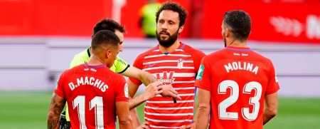Los jugadores rojiblancos rodean a De Burgos Bengoetxea tras el `primer` final del partido (PEPE VILLOSLADA / GCF)