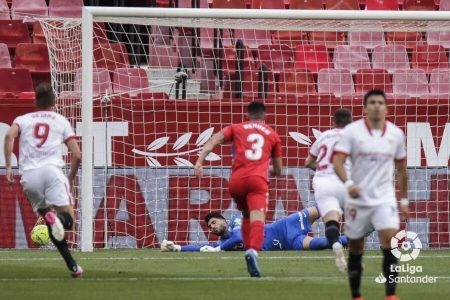 El Granada volvió a sufrir un penalti en contra ante el Sevilla (LALIGA)