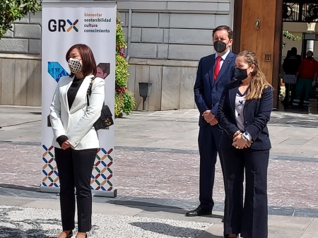 Antonio Fernández Monterrubio, entre Sophia Yang y Patricia Rodríguez, durante un reciente acto (FRAN CALVO)