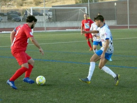 Una acción entre Ramiro y Peso en el último enfrentamiento entre los dos equipos en Loja (EL CORTO DE LOJA)