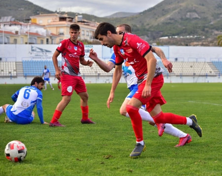 Los locales Goku y Ramiro, y los visitantes Peso y Cobos, en un lance del partido (SEMANARIO MUCHO DEPORTE)
