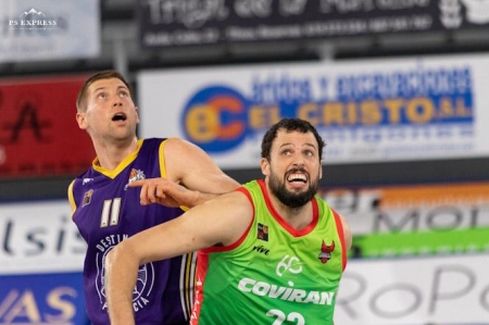 Edu Gatell se fajó en defensa (VÍCTOR QUINTANA / PALENCIA BALONCESTO)