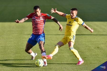 Kenedy ayer, en un lance del partido ante Salvi (JOSÉ M. BALDOMERO)