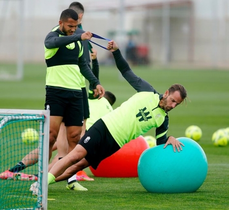 Luis Suárez y Roberto Soldado, durante el entrenamiento de esta mañana en la Ciudad Deportiva (PEPE VILLOSLADA / GCF)