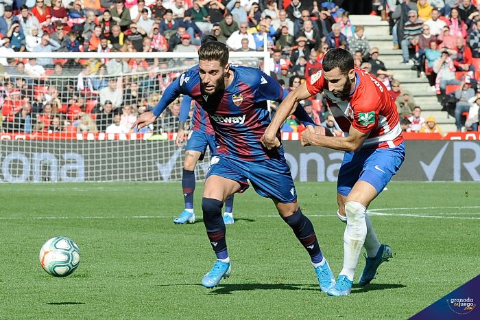 Rochina, con el Levante durante el encuentro de la pasada campaña en `Los Cármenes` (JOSÉ M. BALDOMERO) Rochina, con el Levante durante el encuentro de la pasada campaña en `Los Cármenes` (JOSÉ M. BALDOMERO)