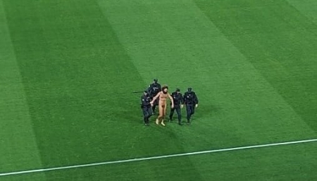 Olmo García, retirado del campo por la policía durante el Granada - Manchester United (FRAN CALVO)