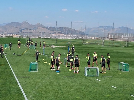 Imagen del entrenamiento del Granada esta mañana en la Ciudad Deportiva (FRAN CALVO)