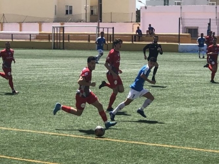 Sera busca el balón en una acción del partido (EL FARO MELILLA) 