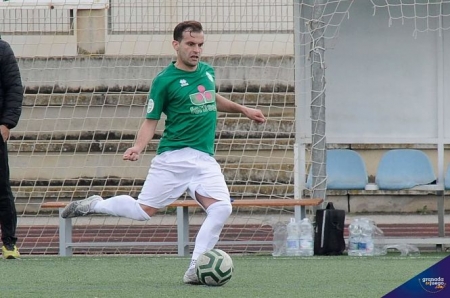 Álex Ortega anotó dos goles ante el Torre del Mar (JOSÉ M. BALDOMERO / ARCHIVO) 