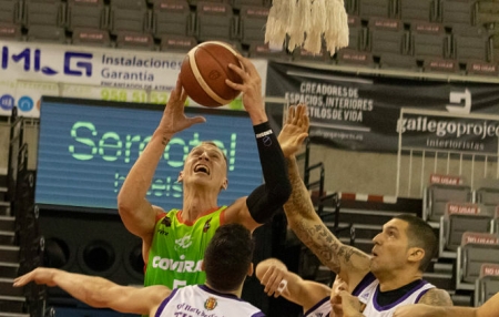 Alex Murphy intenta anotar en la zona (FERMÍN RODRÍGUEZ / FUNDACIÓN CB GRANADA) 