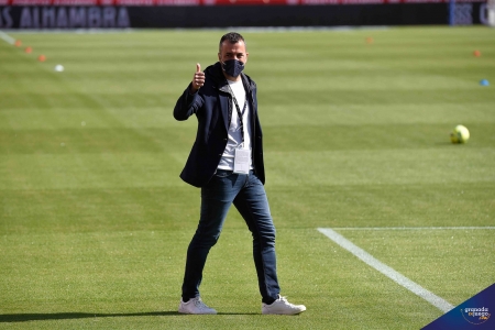 Diego Martínez, en los momentos previos al encuentro frente al Cádiz el pasado domingo (JOSÉ M. BALDOMERO)