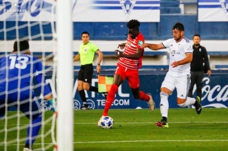Nuha Marong se dirige a portería (GRANADA CF)