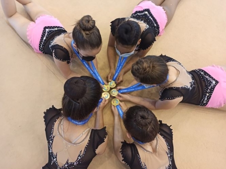 Las jovenes gimnastas posan con la medalla (AYTO. HUÉTOR TÁJAR)