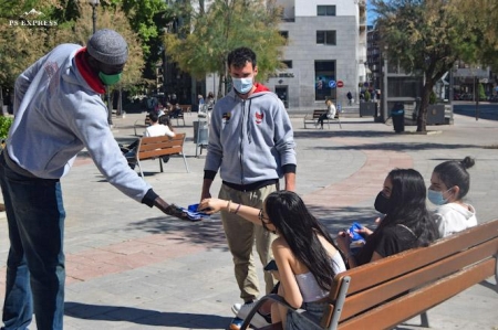 Bamba Fall y Lluís Costa reparten mascarillas (FUNDACIÓN CB GRANADA)