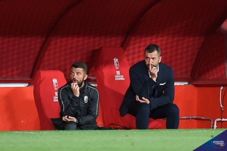 Diego Martínez junto a su segundo Raúl Espínola en el banquillo local (JOSÉ M. BALDOMERO)