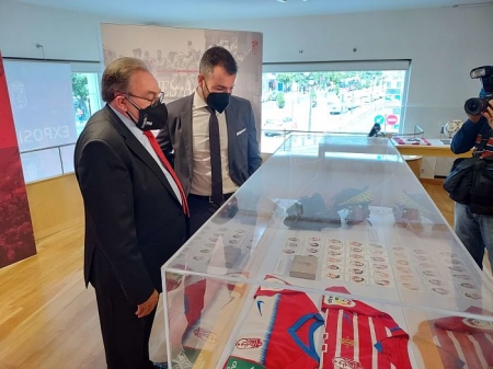 Pepe Macanás conversa con Diego Martínez durante la visita a la exposición (FRAN CALVO)