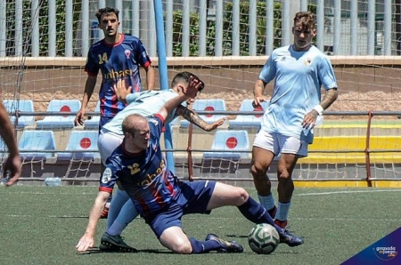 Paquito pelea por el balón ante dos jugadores del Berja (JOSÉ M. BALDOMERO) 