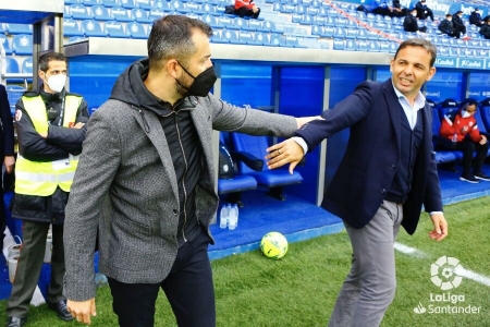 Diego Martínez saluda a Javi Calleja en los instantes previos al encuentro en `Mendizorroza` (LALIGA)